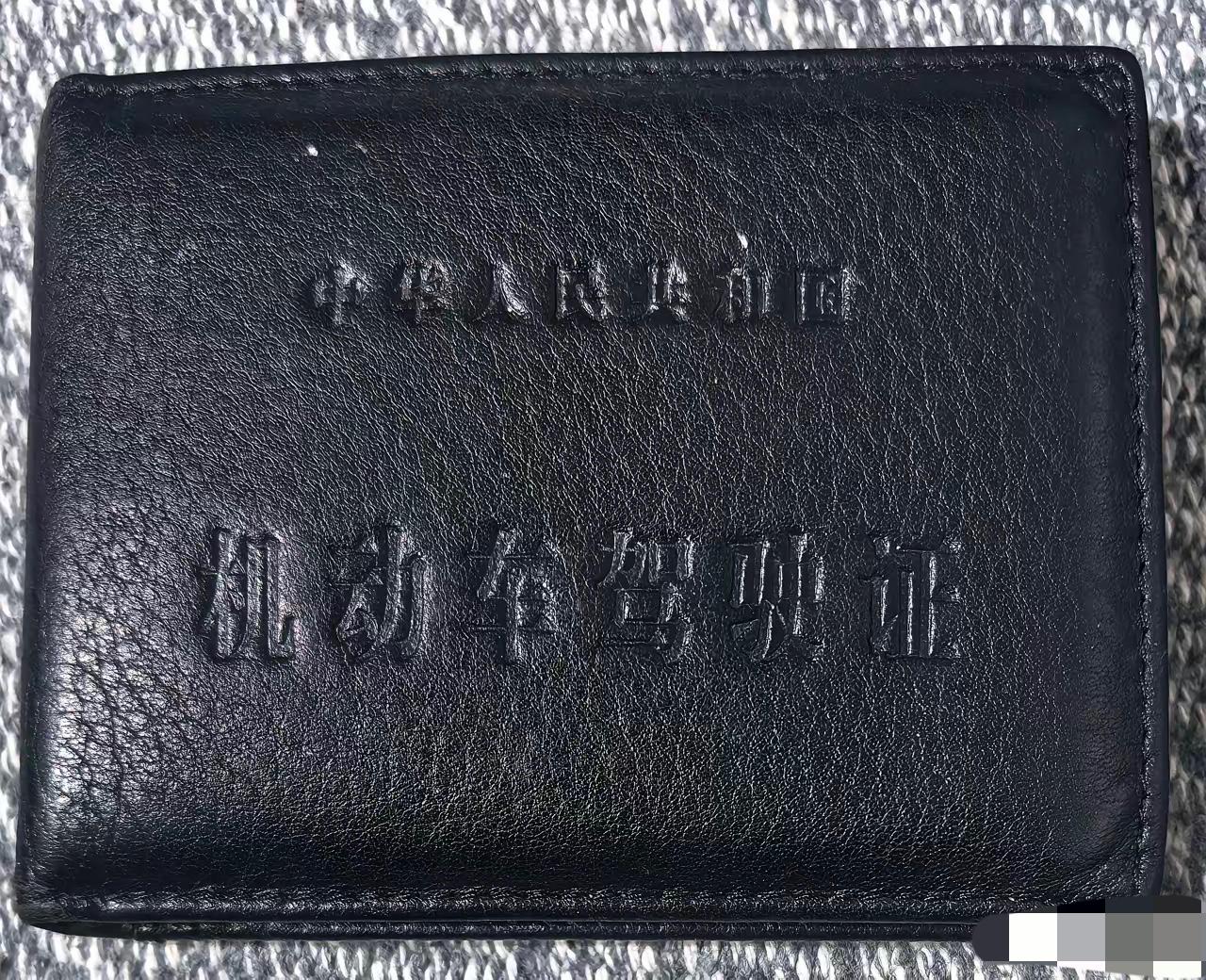 很多人纠结：现在有电子驾照了，开车上路，还要不要带纸质驾驶证？​​答案很明确，