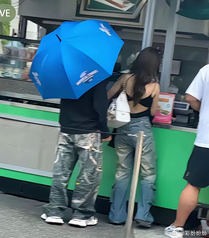 黄晓明人缘好是出了名的，看他当年跟baby的婚礼请来了半个娱乐圈就知道。我看过