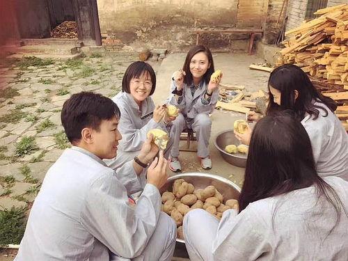 我朋友在寺庙做义工，突然不去了，他说：寺庙比社会还现实。朋友是个虔诚的佛教徒