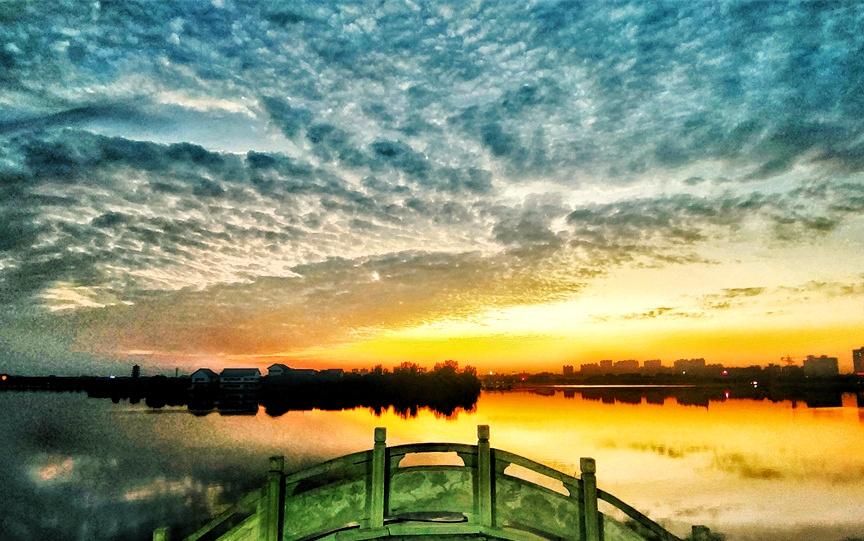 2000年一场婚礼上伴娘被扒内裤，却没哭没闹，中午新郎家就被四五十辆农用车围了个