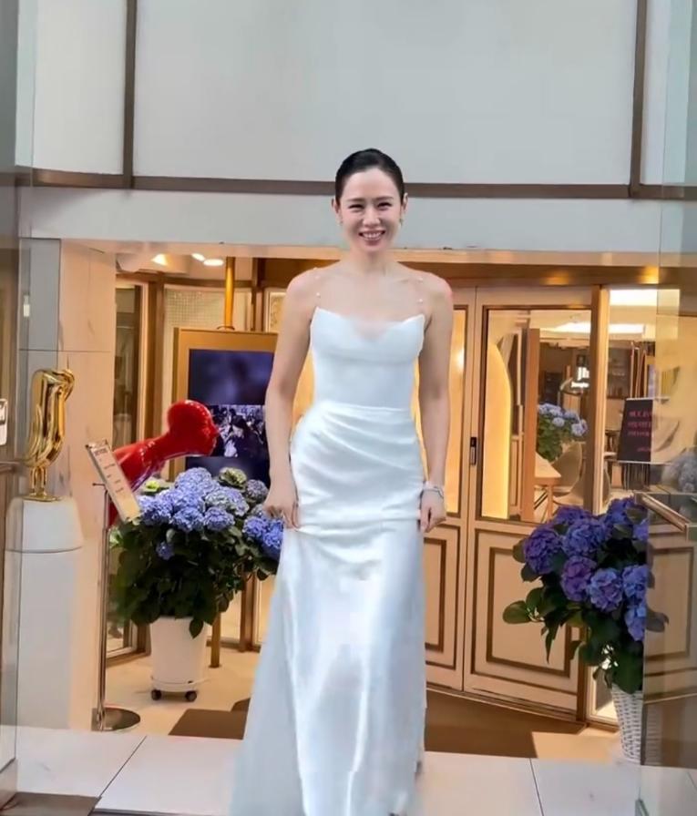 2026年5月9日，孙艺珍在Instagram晒出百想艺术大赏礼服照，配文自曝：