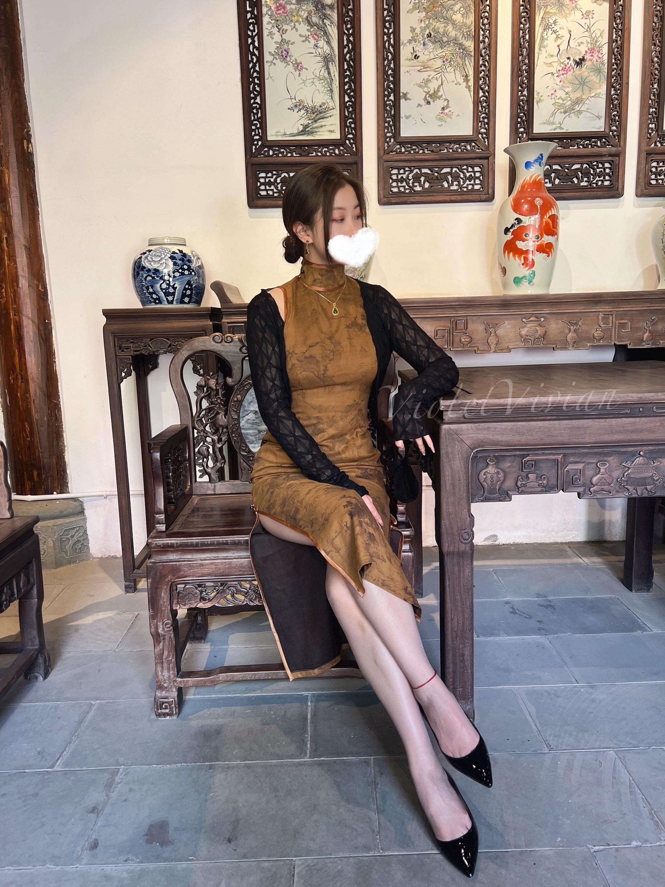 旗袍灰丝。
