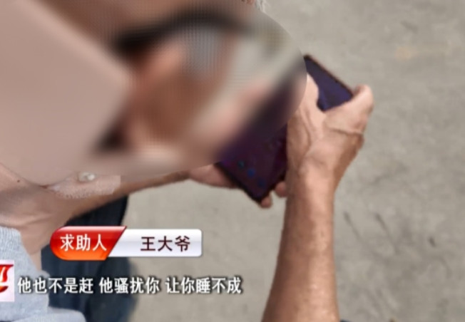 比捐钱强多了！山东，女子爬泰山前特意兑换了3000多块零钱，遇到高温下的户外工作