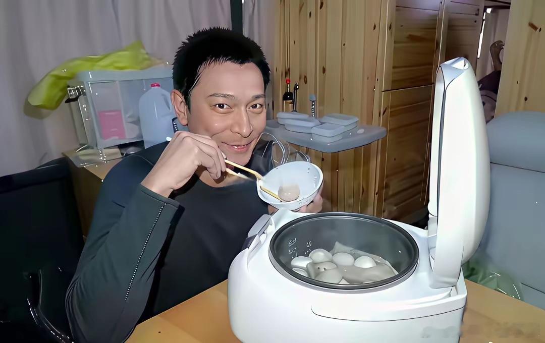 刘德华即使身价千万，也吃得如此平淡。