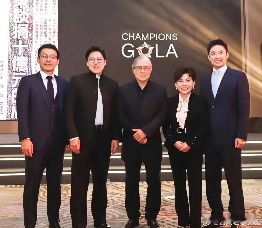 邓亚萍与霍家同框，地位高低一眼看穿！郭晶晶全程站在邓亚萍和霍震霆身边，妥妥的核心