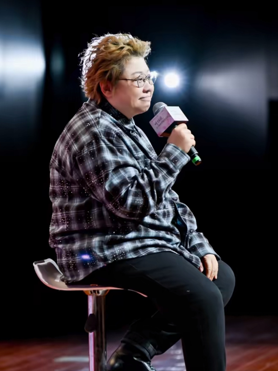 为什么同是顶级歌手？刘欢被敬重，韩红却惹争议。不是唱功差别，也不是人品高低，而是两人面对大众时，为人