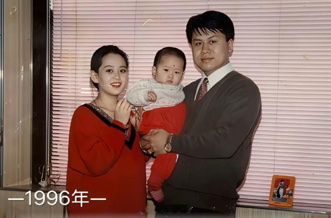 妈妈这是生了个克隆姐妹出来？萌娃长大后居然这么美女。