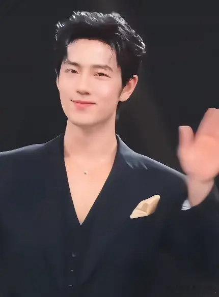 为什么各大演出主办方都愿意力捧肖战？原因其实很简单。不是单纯看粉丝数量有多庞大
