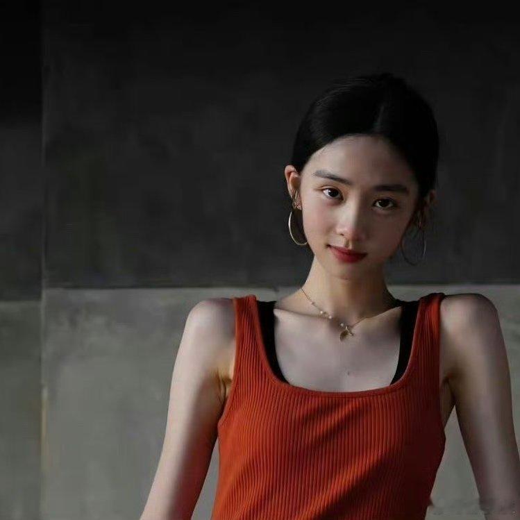 黄多多进军影视圈2025年5月11日，黄多多（黄忆慈）确认出演电影《人·鱼》，搭