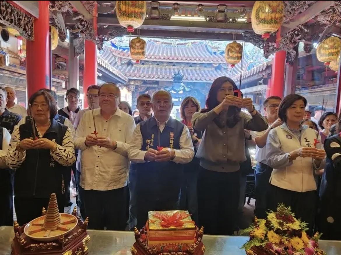 郑丽文刚跑完云林又冲嘉义参香，这行程也太密集了吧！明知媒体盯着2026县市长人选