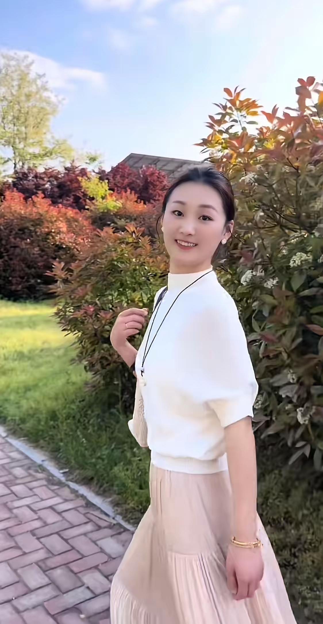 ​陈亚男，戴着金手镯，出来遛弯，感觉她心情不错，最近整个人容光焕发，精气神直接拉