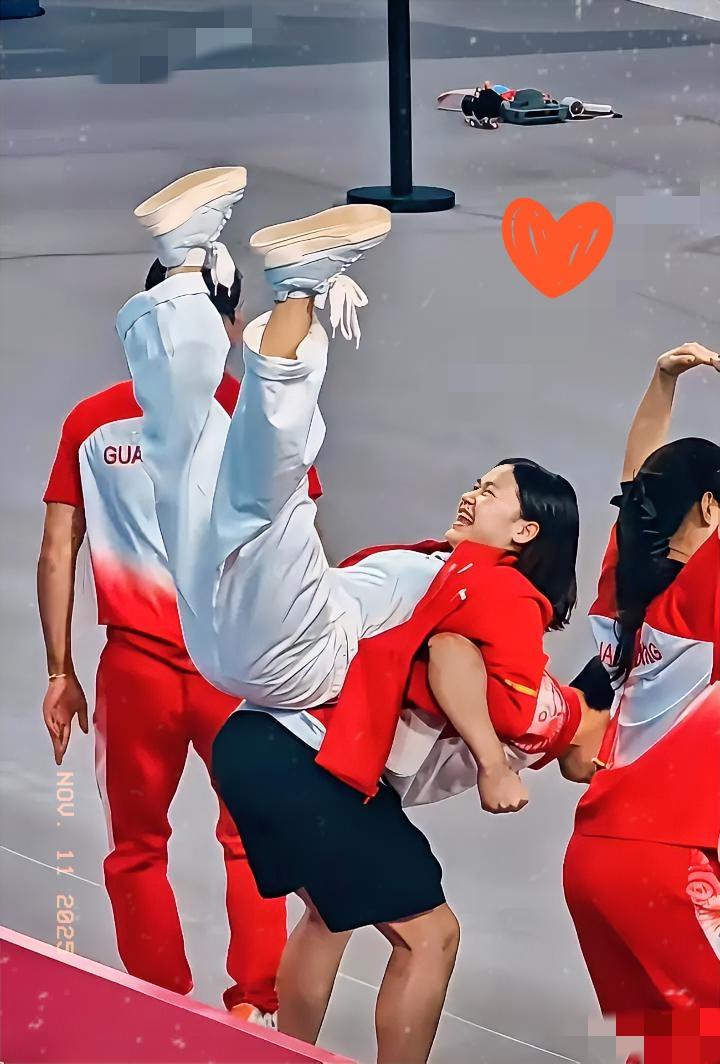 这就是放飞自我的全红婵！看完10台比赛，和队友一起开开心心玩耍没有比赛压力，