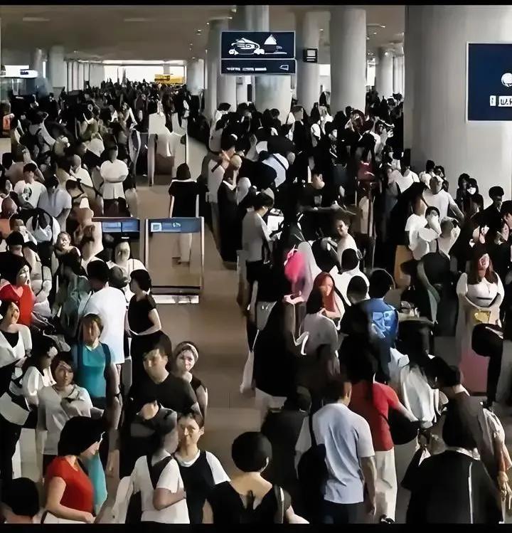这场景真让我开了眼日本机场一群人在那儿大喊：“我们是东方大国！赶紧派包机来接我
