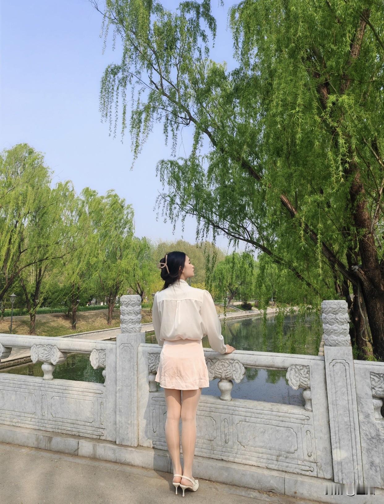 在你眼里，什么样的女人最漂亮有气质的女人，仪态自信、举止得体，内在修养自然流露。