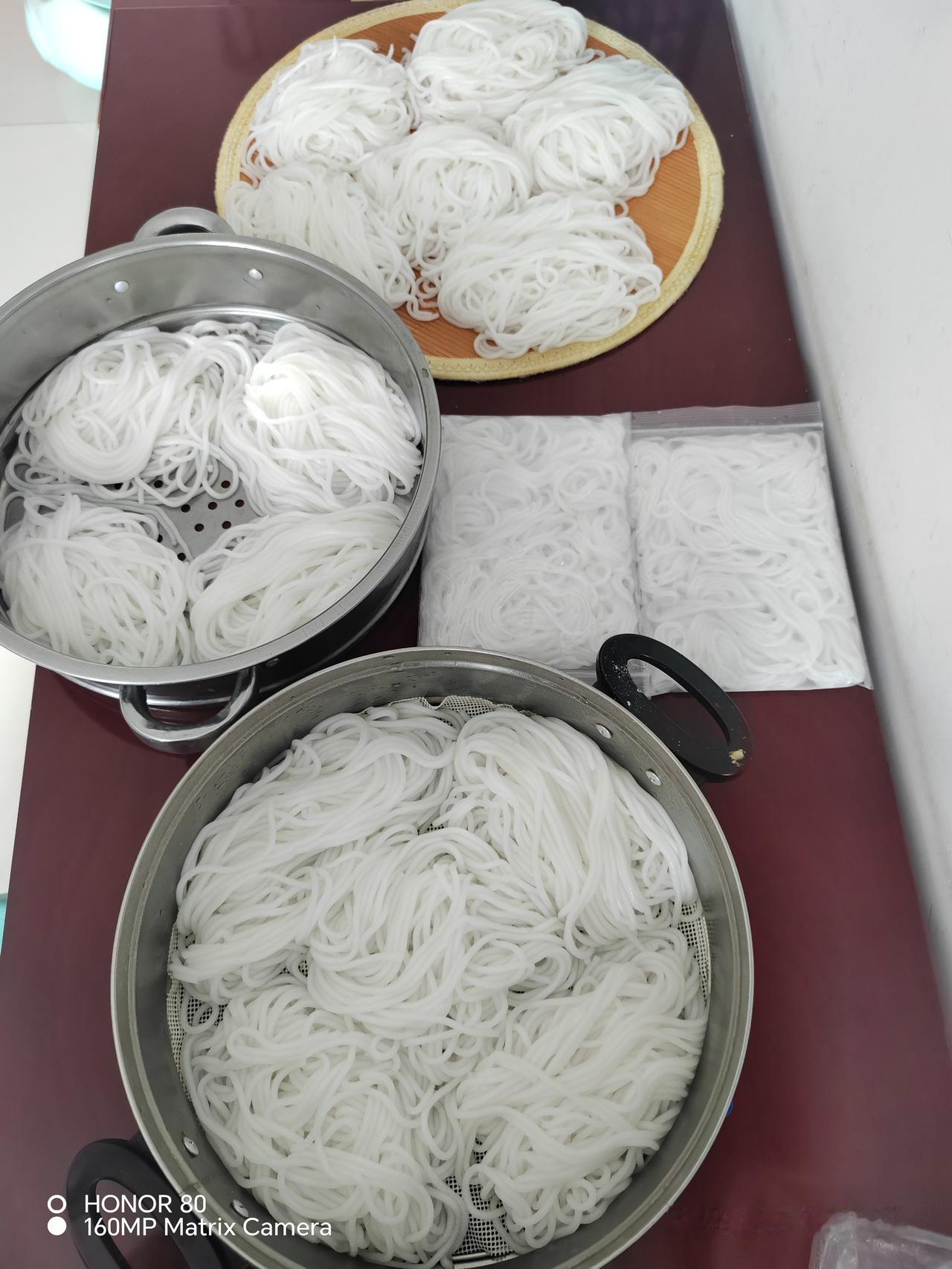 粉条成分到底是什么?很多人买粉条心里都犯嘀咕，总听说粉条里面掺胶，吃着特别不