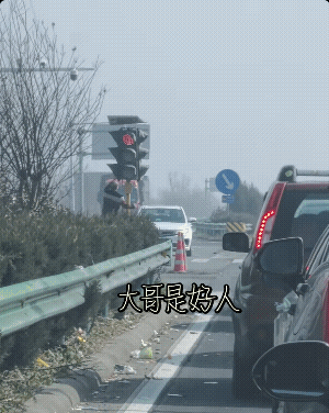 我承认大哥是好人，但这波操作我真蚌埠住了！咱就说，有的红灯确实时间长，等的正烦