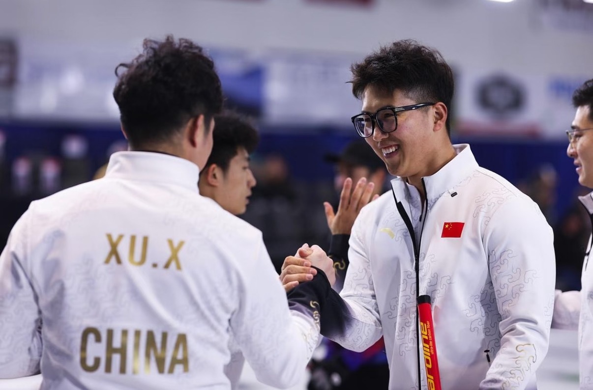 米兰冬奥会冰壶落选赛继续进行，中国男子冰壶队状态出色。在首日先后击败荷兰、美国之