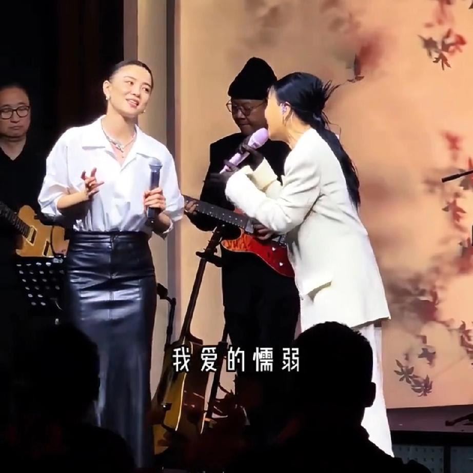 真的没人觉得那英和宋佳在《声生不息》合唱《一笑而过》，是来给全中国嘴硬女孩治病的