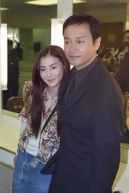这是张柏芝与哥哥年轻时的老照片啊，拍摄的时候还在上世纪90年代末，那时候张柏芝1
