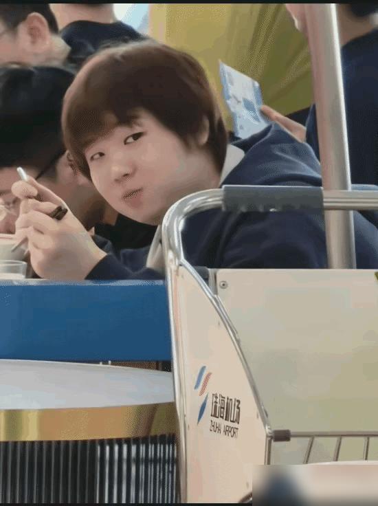 别被蒯曼那张笑成月牙眼的脸骗了。我告诉你，这姑娘骨子里藏着的，根本不是可爱，