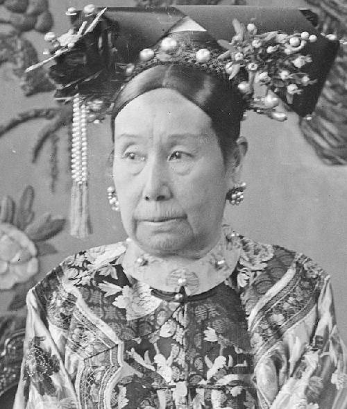 1896年，慈禧太后正准备睡觉，寇连才突然跪在床前，大声痛哭。慈禧一听恼了：“大