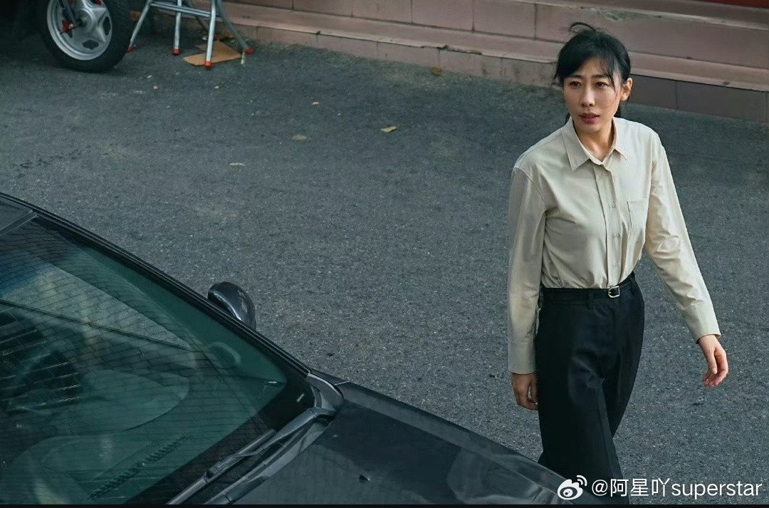 她不是传统意义上的“美女演员”，但演技让她站住了。从《驴得水》到《无名之辈》，她