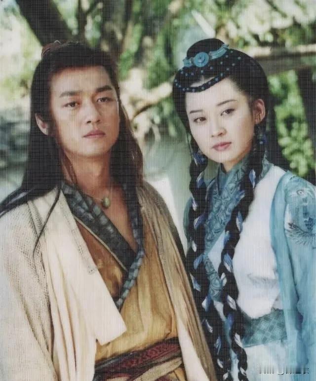 李亚鹏光看五官也许不算很帅，可是他三十五六岁那几年，整体风度来说是很好的，有一种