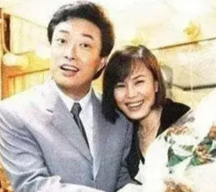 当年，费玉清到日本上门见女方，晚上，女友给费玉准备洗澡水时，叮嘱说：你待会儿洗完