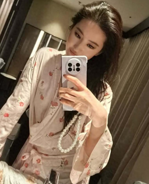 刘亦菲INS晒照，睡衣长发尽显妩媚风情！