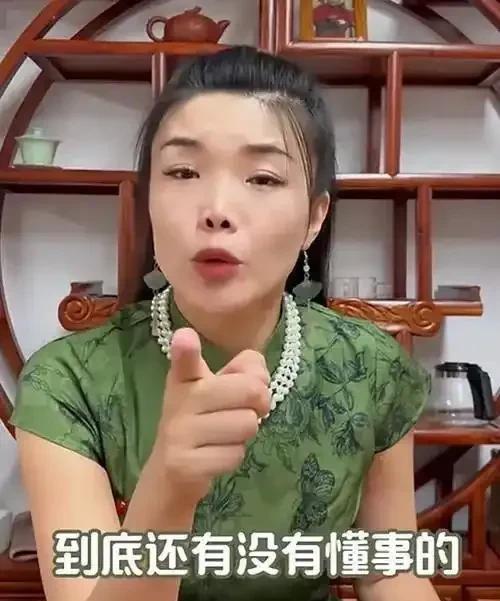 张伯鑫曾经把高兴社卖不出票去这件事怪到郭德纲头上，说郭德纲打压同行。这有点被迫害