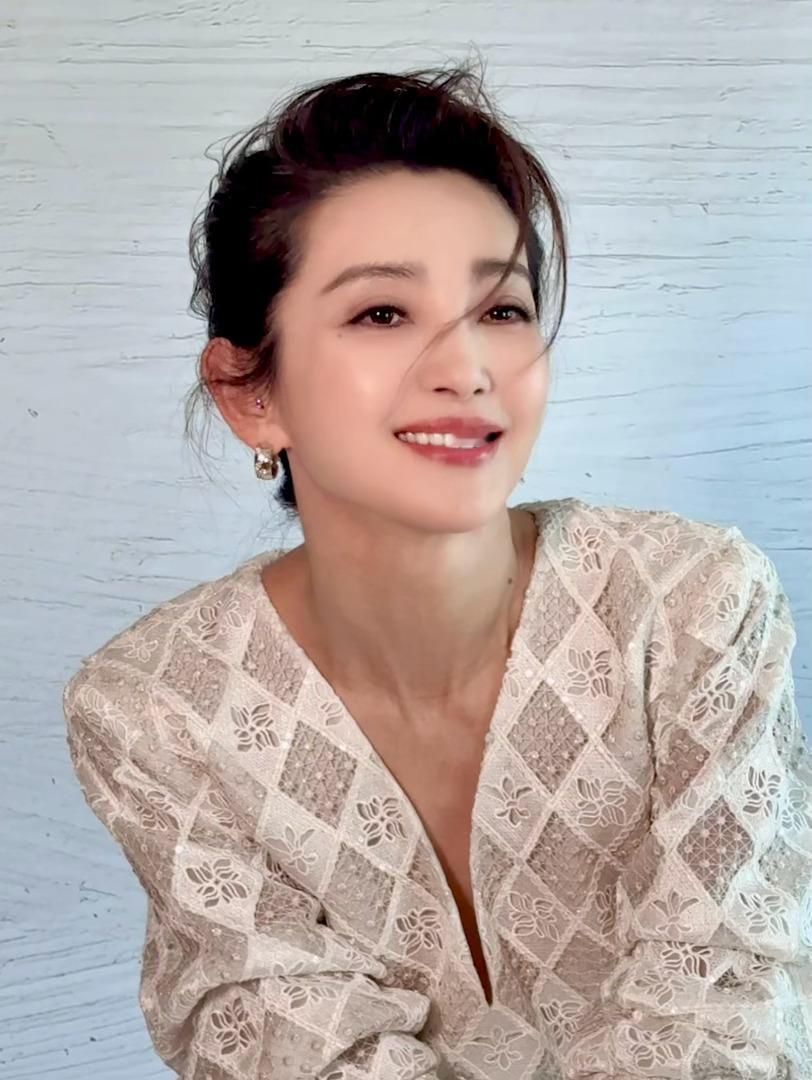 够稳，够灵，骨相级的电影脸从不挑光线。