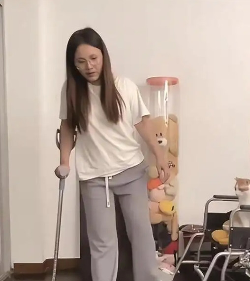 浙江，95后女孩患“不死癌症”瘫痪在床，家人放弃她让其自生自灭！可谁都没想到，女