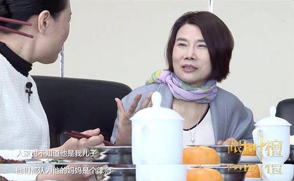 一次，俞敏洪问董明珠：“为什么你丈夫去世将近30年你都没有再婚？”董明珠也不藏着