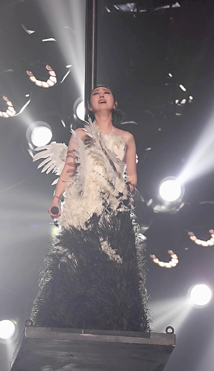 杨千嬅，现在是骑虎难下啊。演唱会的票都卖光了，要是开的话就按原计划来，不开