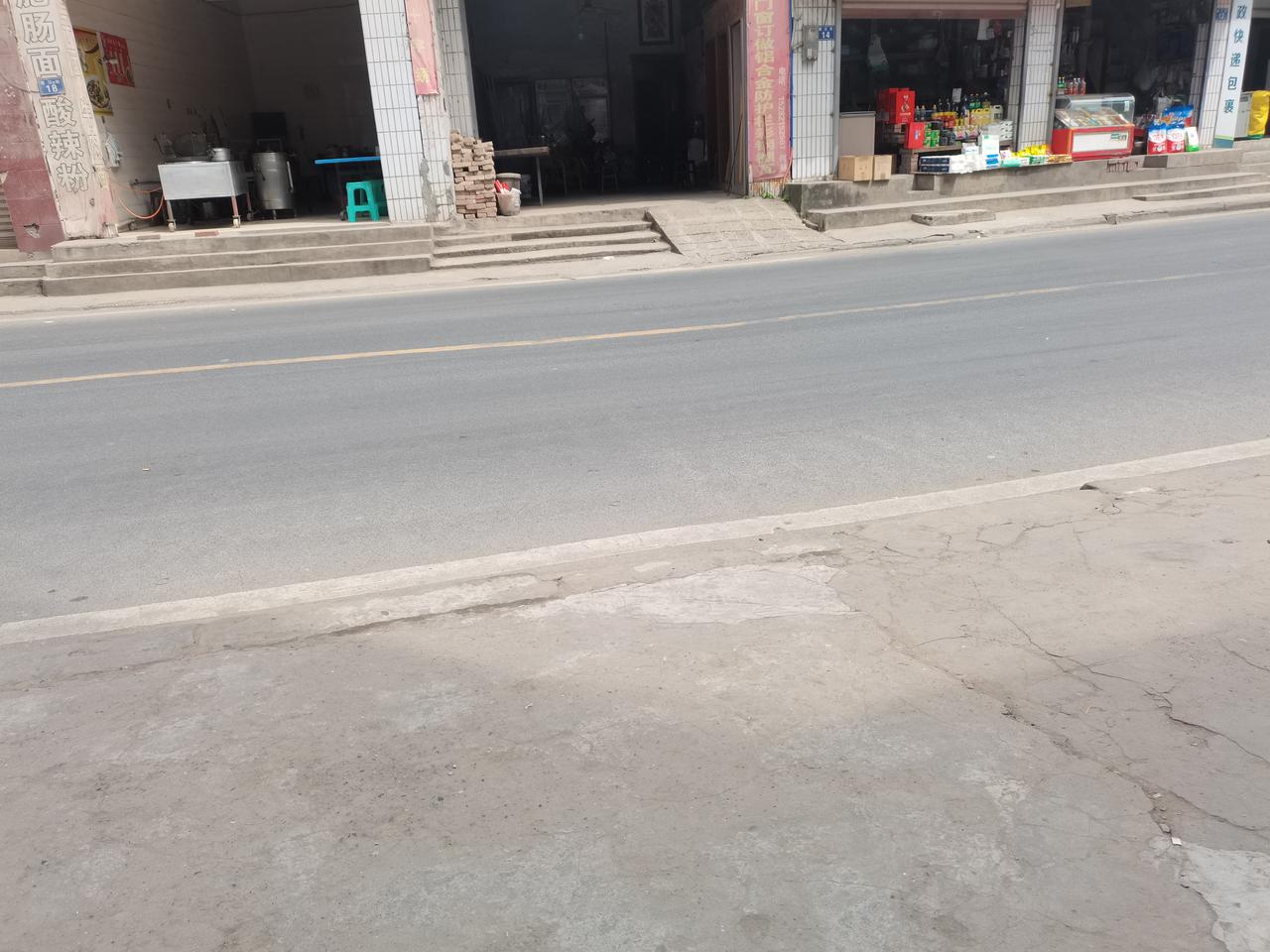 大二那年暑假做兼职赚生活费没回家，晚上回学校走错了路，又错过了最后一班公交车，打