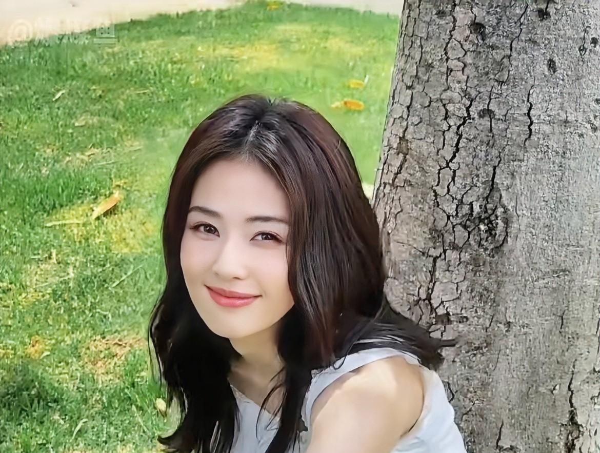 别再被白鹿骗了，这才是真实的白鹿。曾舜希曾经在采访中说：开戏到现在，我没有见