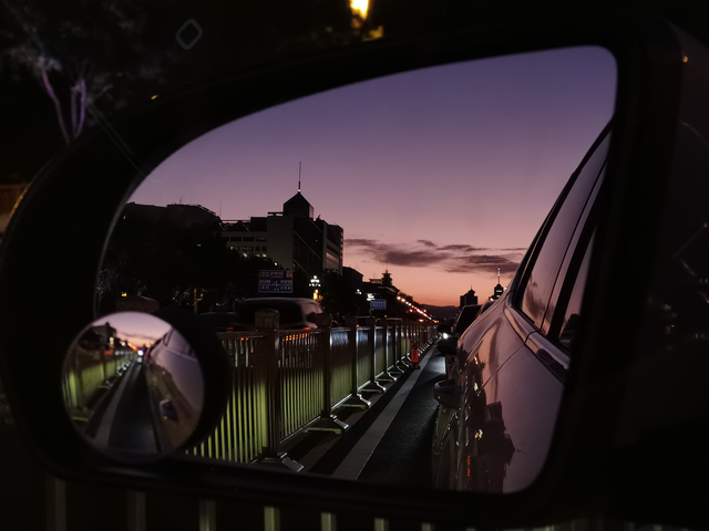 后视镜里的别样风景等待的间隙，不妨转头看看后视镜里的别样风景，貌似有舒缓烦躁的