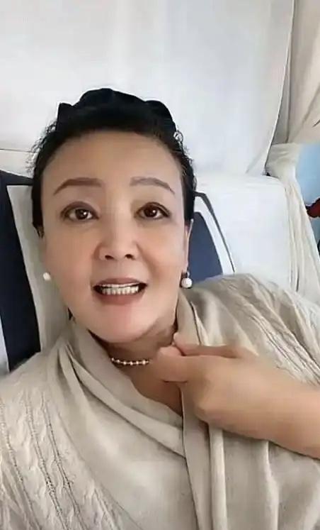 张兰介绍着麻六记的新品酸辣粉，弹幕飞快滚动。突然，一条“六嫂好”的评论跳了出来