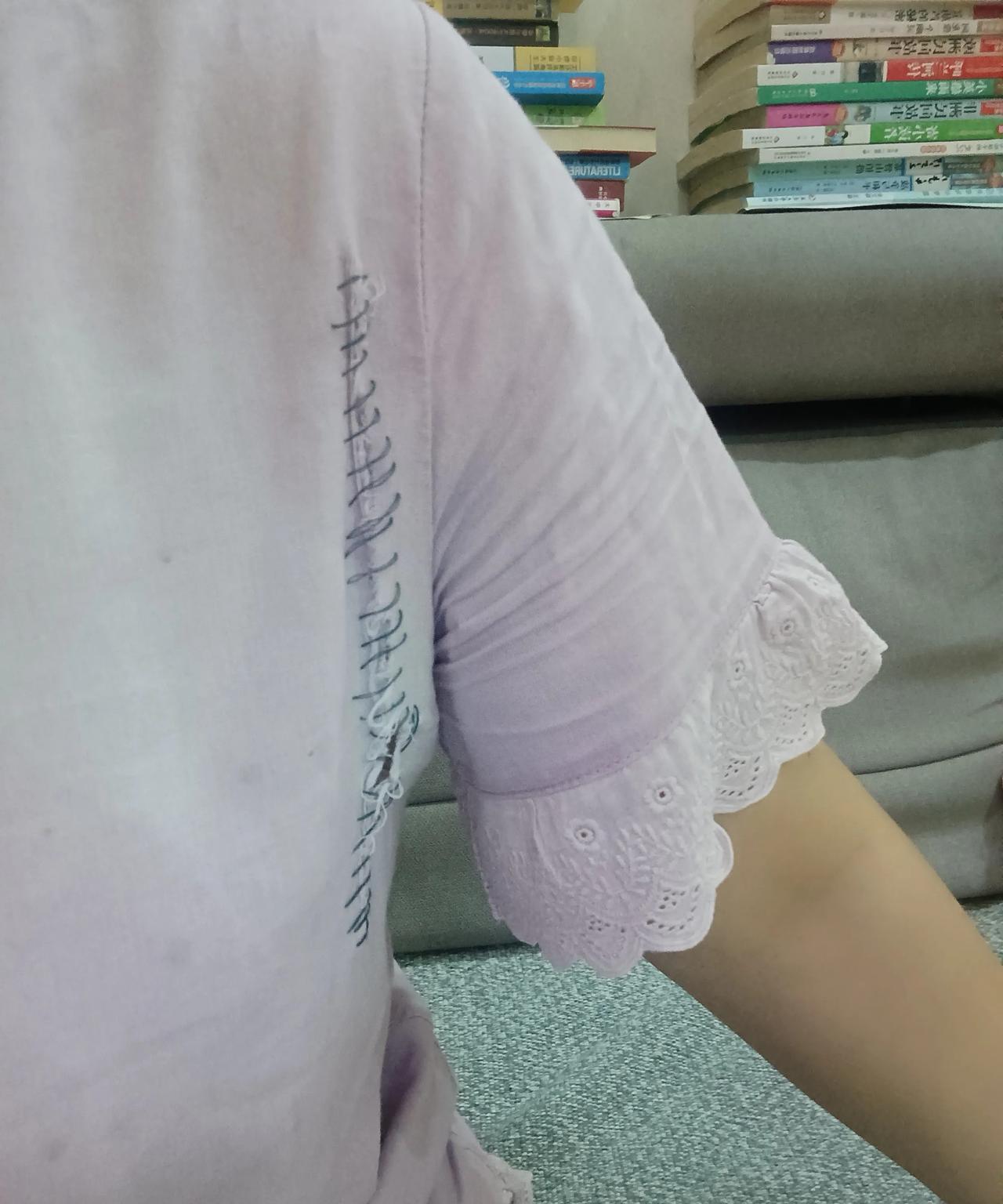 刚才穿上这个衣服去楼下超市买东西了，回来的路上碰到孩子同学的妈妈了，她盯着我的衣