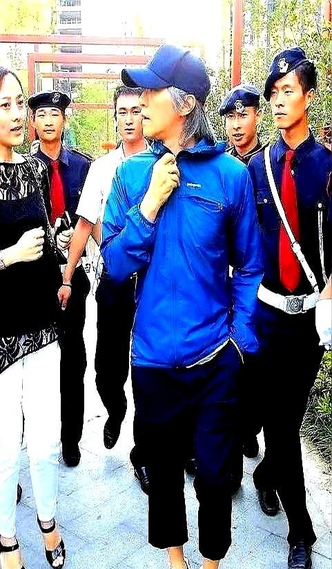 冯小刚估计到现在都没懂——自己零片酬去《功夫》演个被劈的老大，图个江湖义气，结果