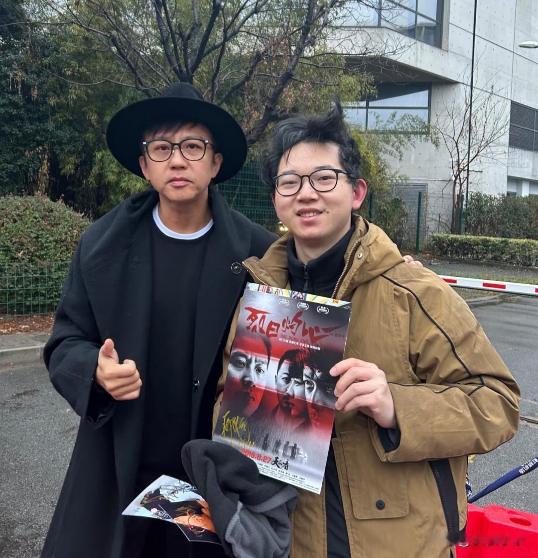 47岁邓超在北京街头被偶遇，他的穿衣打扮时尚有型，但脸部状态好差，肤色暗沉，皮肉