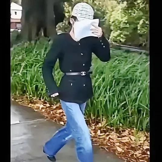 这个澳洲劳斯莱斯的女车主我真是不理解了。你说她高调吧，却恨不得拿个纸袋子把脑