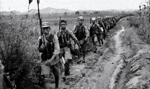 1936年10月，寒风刺骨的青海荒原上，12岁的小红军张金龙被马家军围困，面对黑