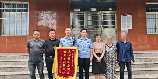 湖北武汉，老两口养了3头耕牛，一母亲，一对儿女，不料，母牛和小母牛牛被人偷走，老