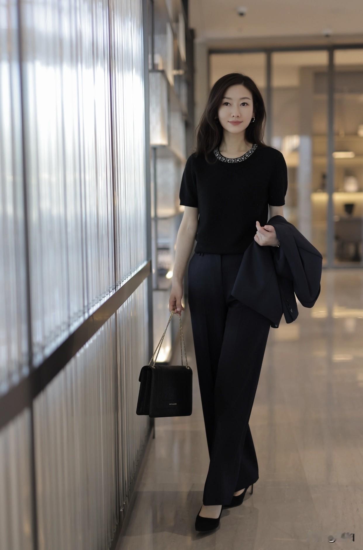 内搭选真丝衬衫或针织衫，柔软垂坠有光泽。领口留空间，针织衫贴身不紧绷。另外，黑