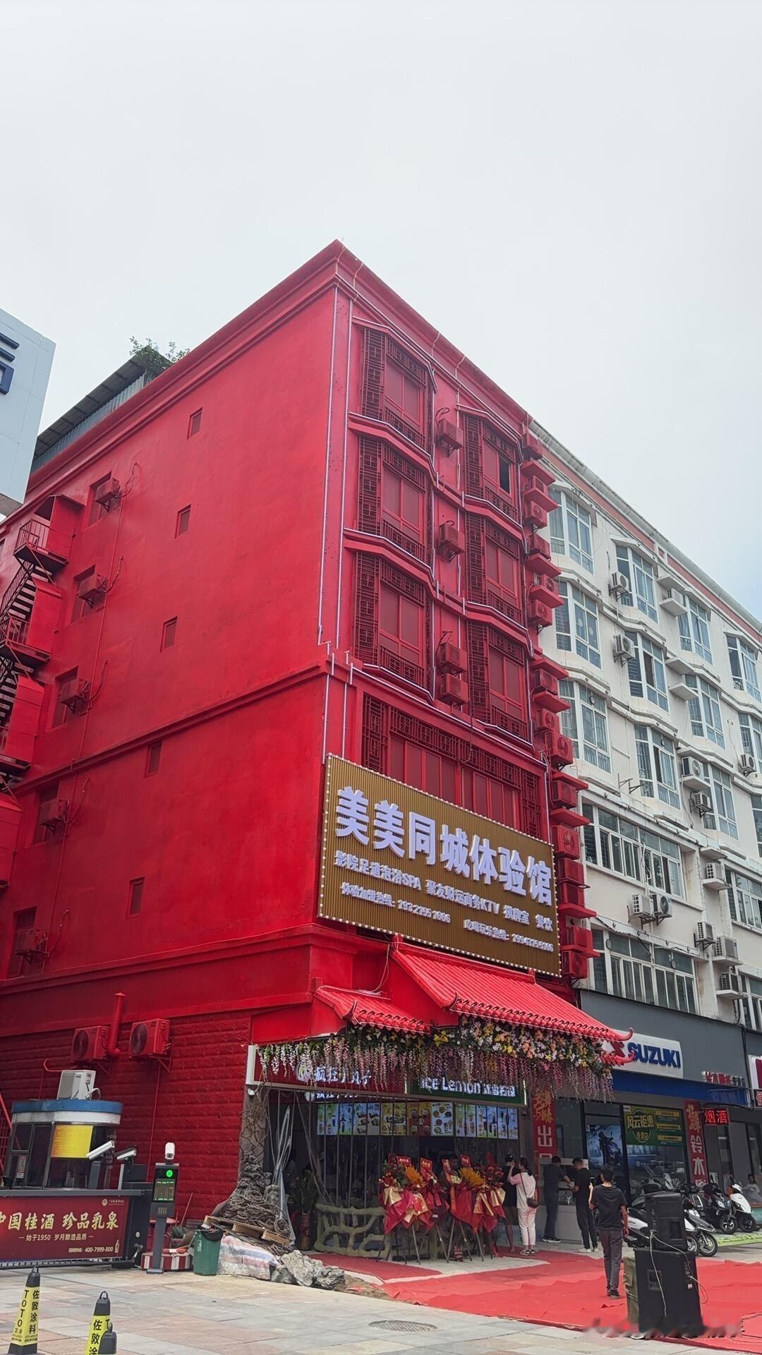 贵港出现一个装修最快的商铺，外商直接刷了红色，特别抢眼！而且一栋楼，什么都有，