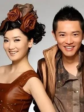 “凤凰传奇要上春晚啦！玲花那大嗓门一开，咱家窗户玻璃都得跟着震！”表姐群里发来语