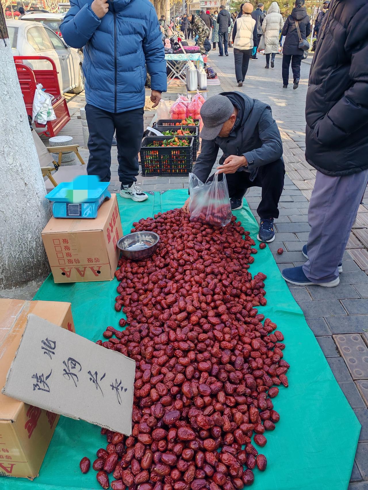 又一个不值钱的农副产品12月26日，坐标西安。今天早上我路过市场，发现来了一个