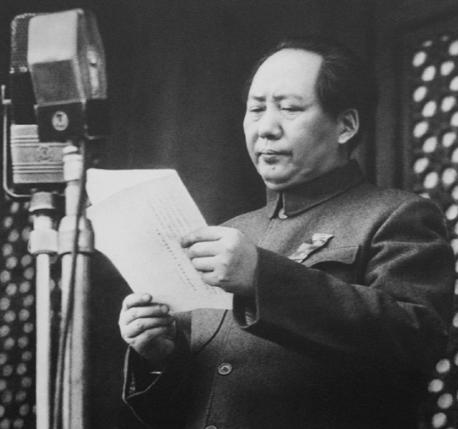 🌞有一次,一位西方记者采访毛主席,问了一个让众人为难的问题,“主席先生,新