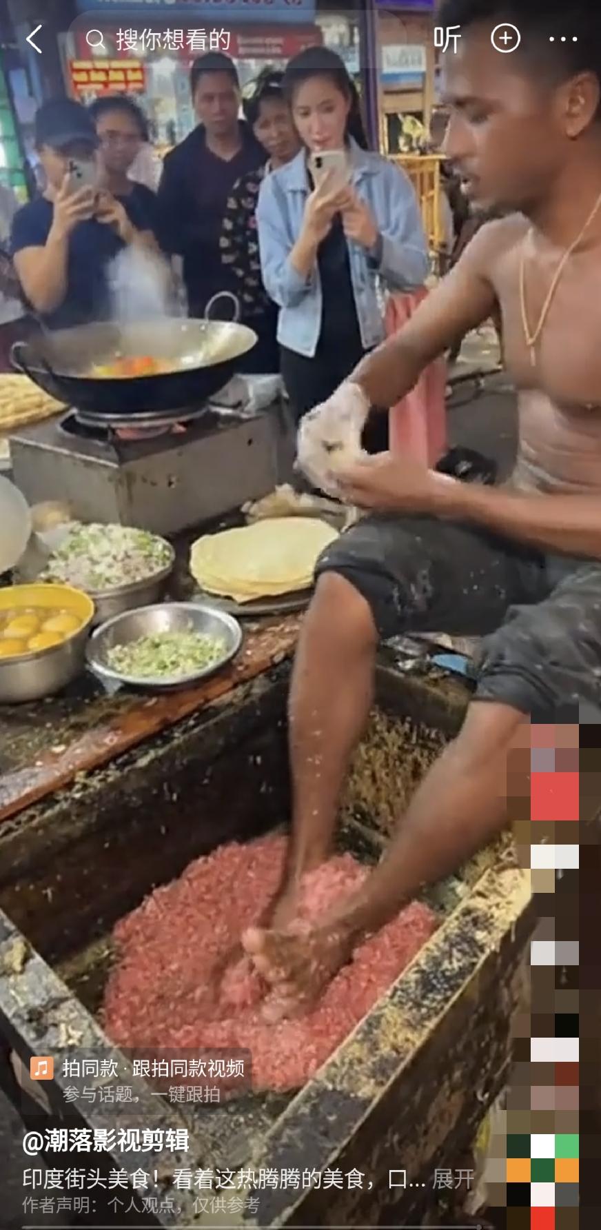 印度大哥在这卖馅饼，用脚丫子霍肉馅，印度人排队购买呀。